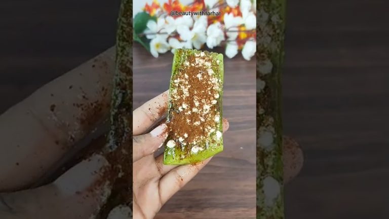 Rankos laikomas alavijo lapas su kava, druska ir baltomis kruopelėmis.