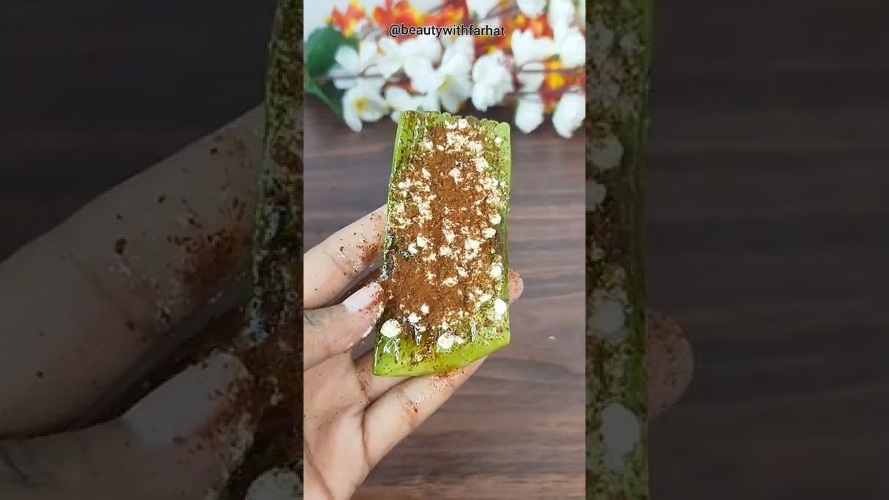 Rankos laikomas alavijo lapas su kava, druska ir baltomis kruopelėmis.