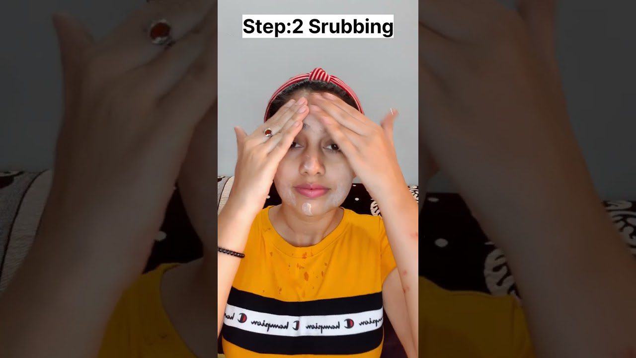 Moteris su raudonu galvos juosteliu plauna veidą ir trinasi putų valikliu, žingsnis 2.