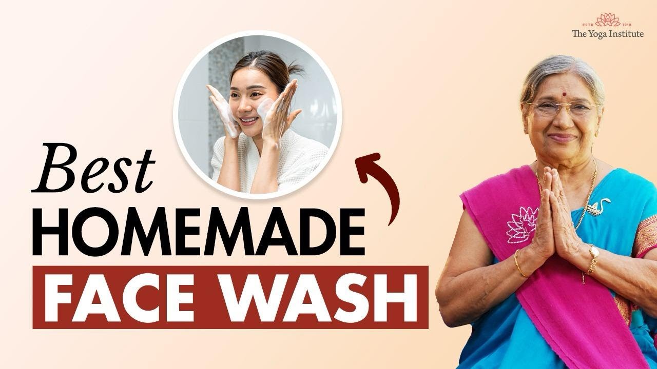 Senjorė sveikina, šalia užrašas „Best homemade face wash“ ir moteris plauna veidą