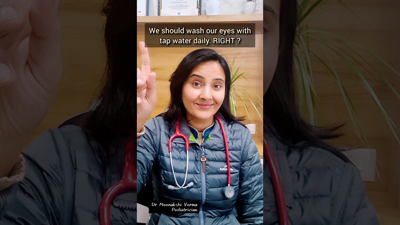 Pediatrė su stetoskopu rodo pirštu aukštyn ir klausia apie akių plovimą kranu kasdien