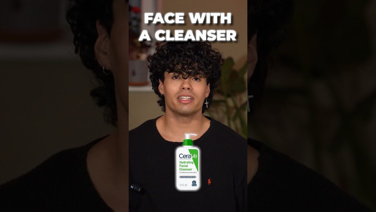 Jaunas vyras su garbanotais plaukais pristato CeraVe drėkinamą veido prausiklį.