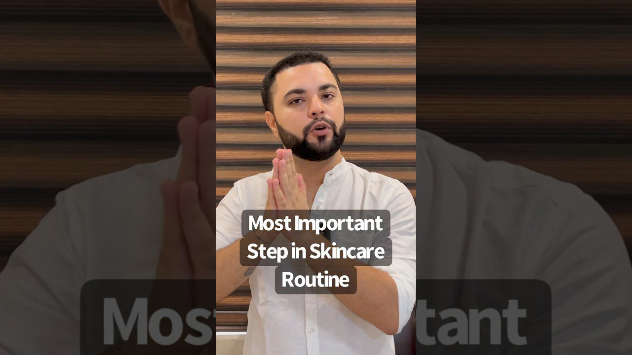 Vyras su barzda rodo delnus sulietus ir kalba apie odos priežiūrą (svarbiausias žingsnis)