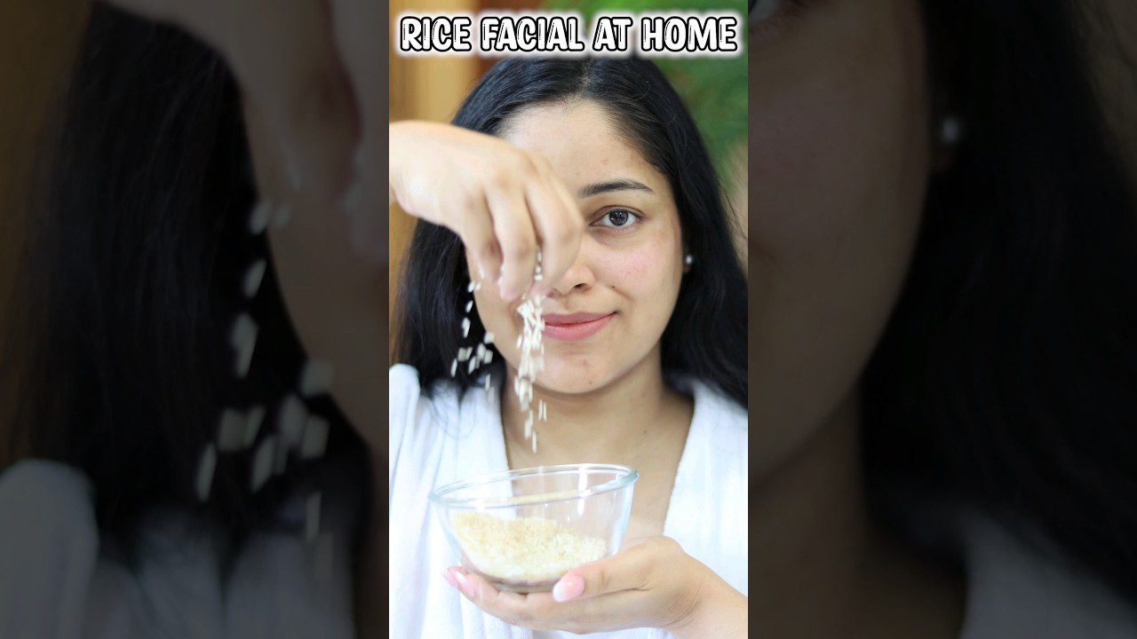 Moteris lašo ryžius į dubenį, paruošdama namų veido kaukę, užrašas „Rice facial at home“