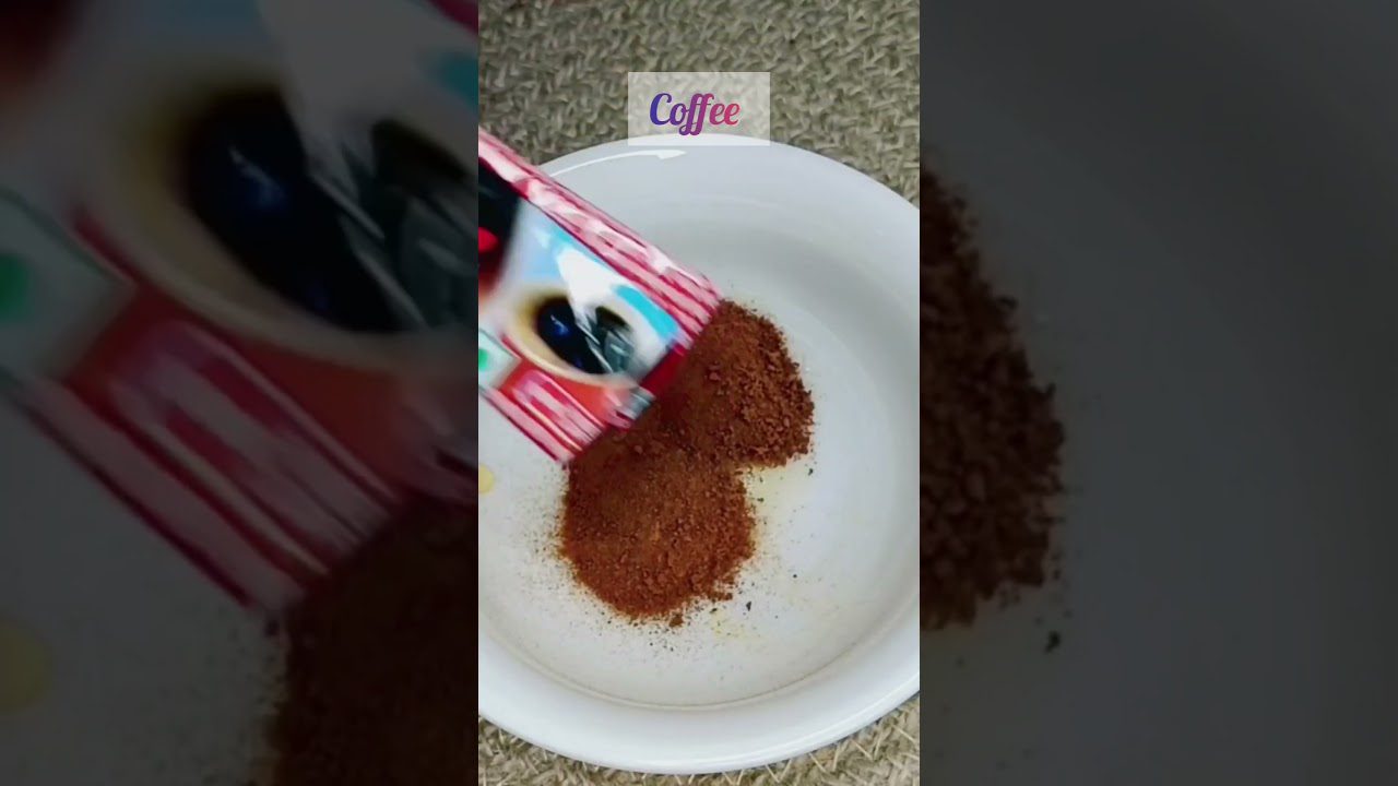 Dvi krūvelės tirpios kavos dubenyje po pakuotės išpylimo, viršuje užrašas „Coffee“