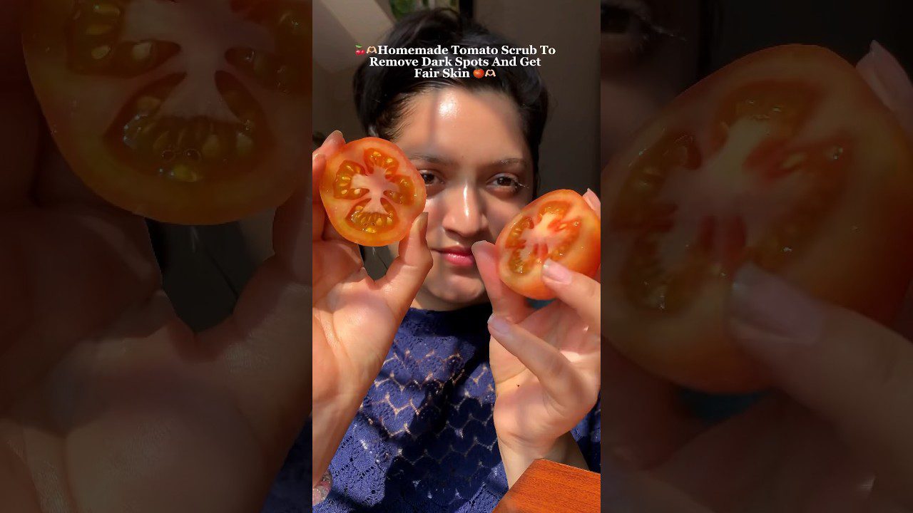 Moteris laiko perpjautus pomidorus prieš veidą, antraštėje: „Namų pomidorų šveitiklis odai“.