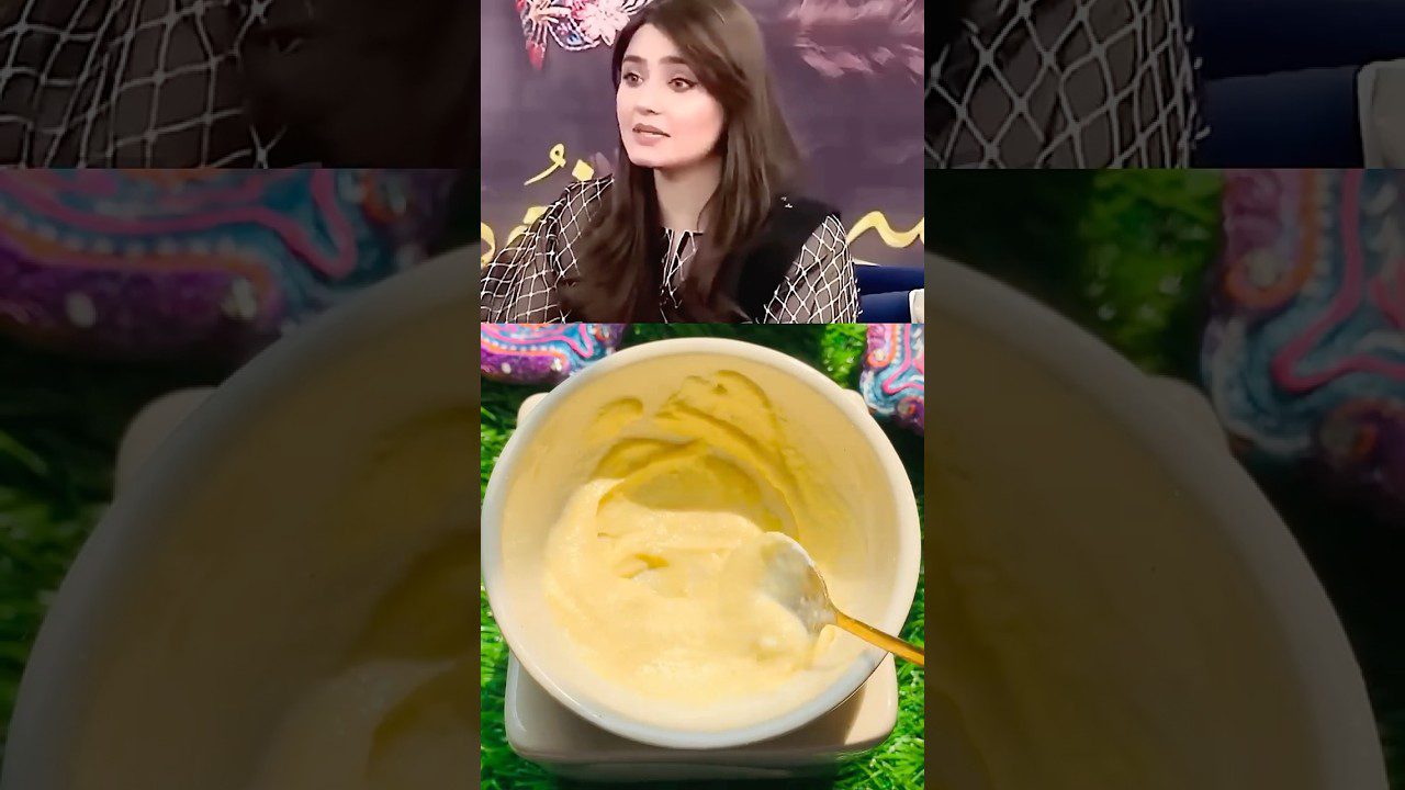 Moteris kalba viduryje viršuje, apačioje dubenėlyje geltonas kremas su šaukštu.