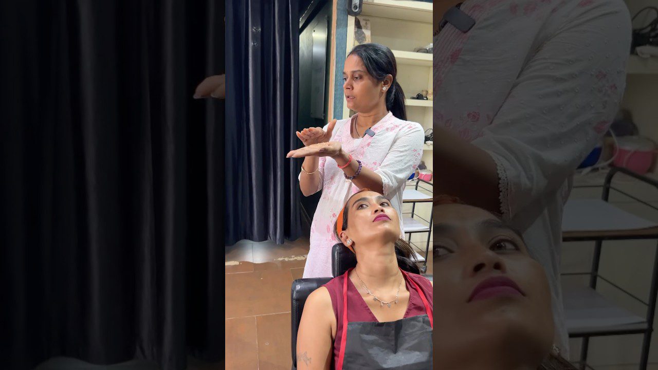 Grožio specialistė aiškina veido procedūrą sėdinčiai moteriai, galva atremta į kėdę