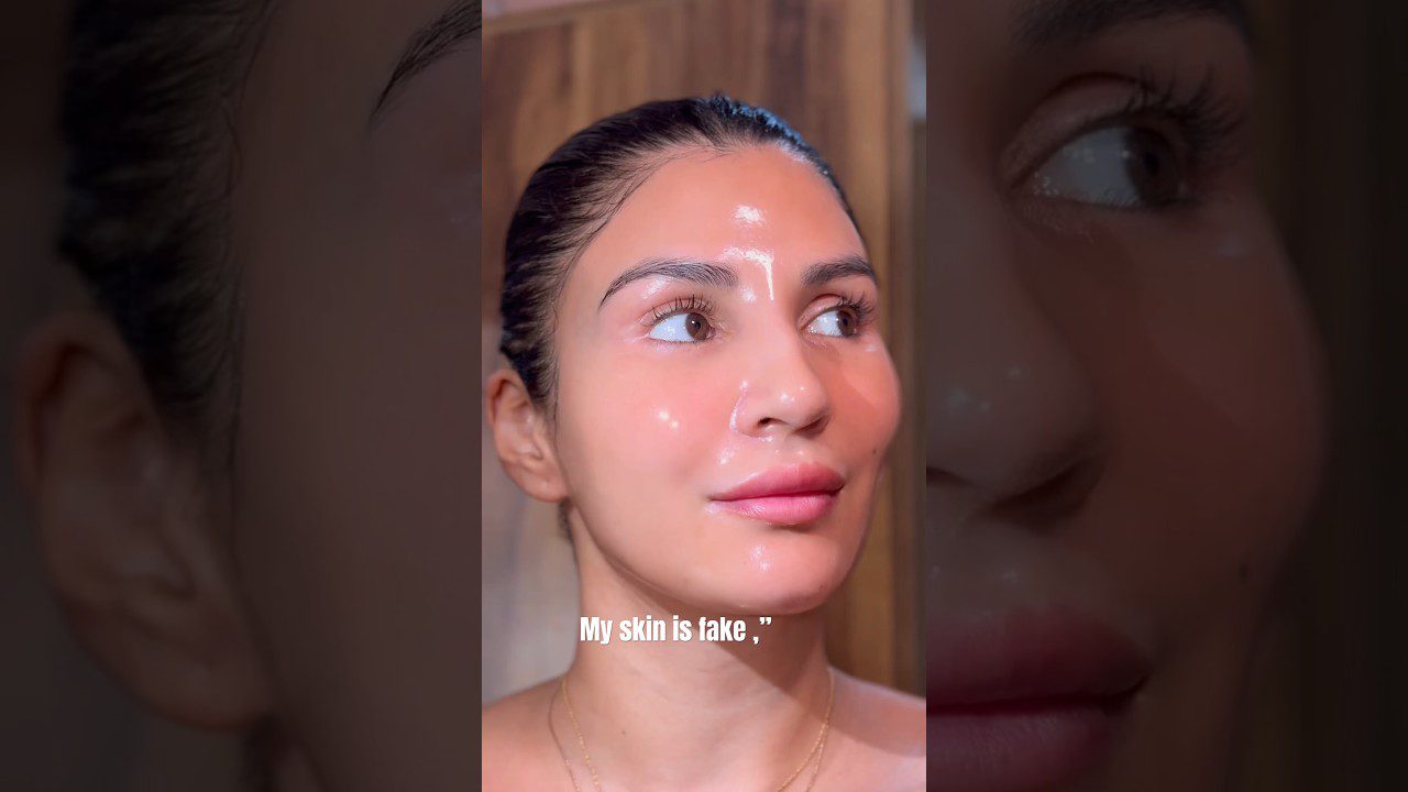 Moteris su blizgančia oda ir užrašu anglų kalba „My skin is fake“.