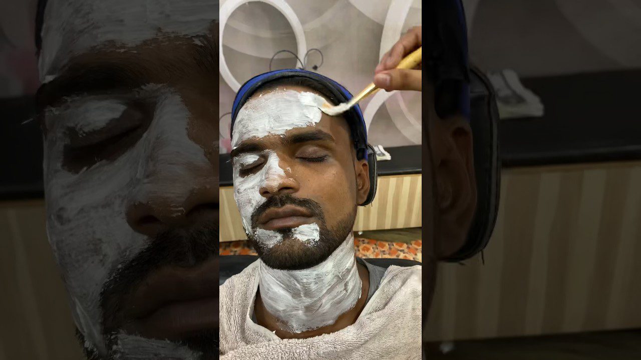 Vyrui gulint uždėta balta veido ir kaklo kaukė, jis ramiai užmerkęs akis