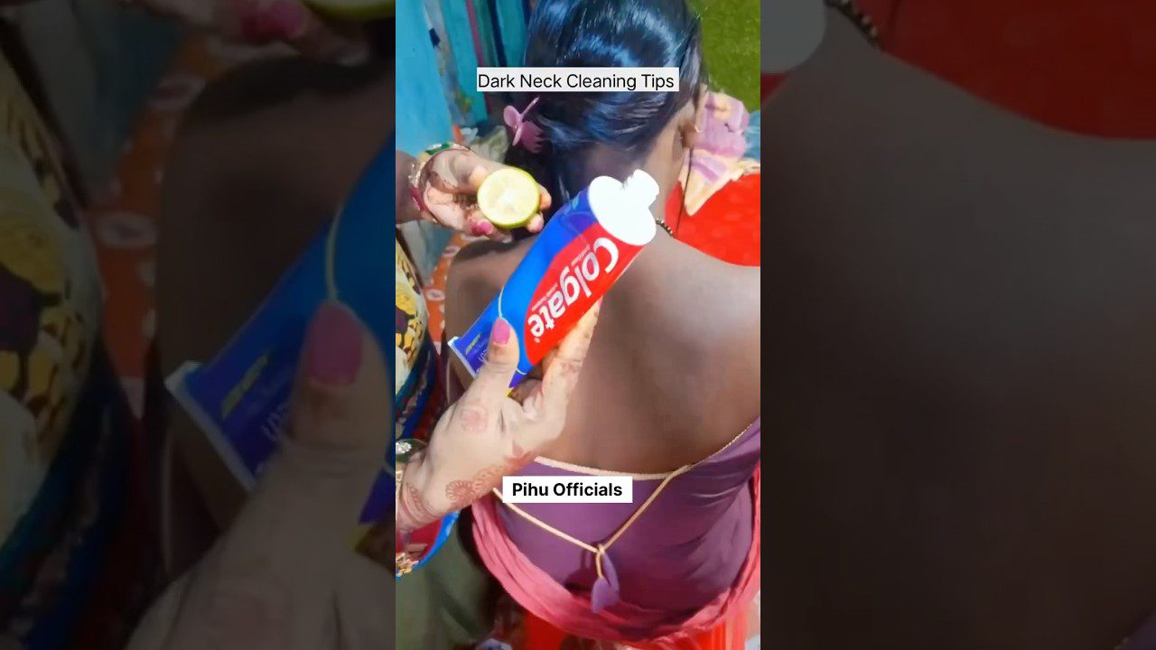 moteris sėdi, kampe laikoma dantų pasta ir pusė citrinos, tepama ant kaklo odos užpakalio