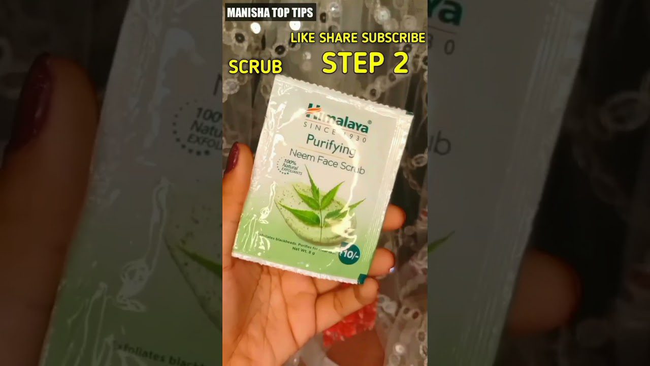 Rankoje laikomas Himalaya prekės ženklu pažymėtas Neem valomas veido šveitiklis pakuotėje.