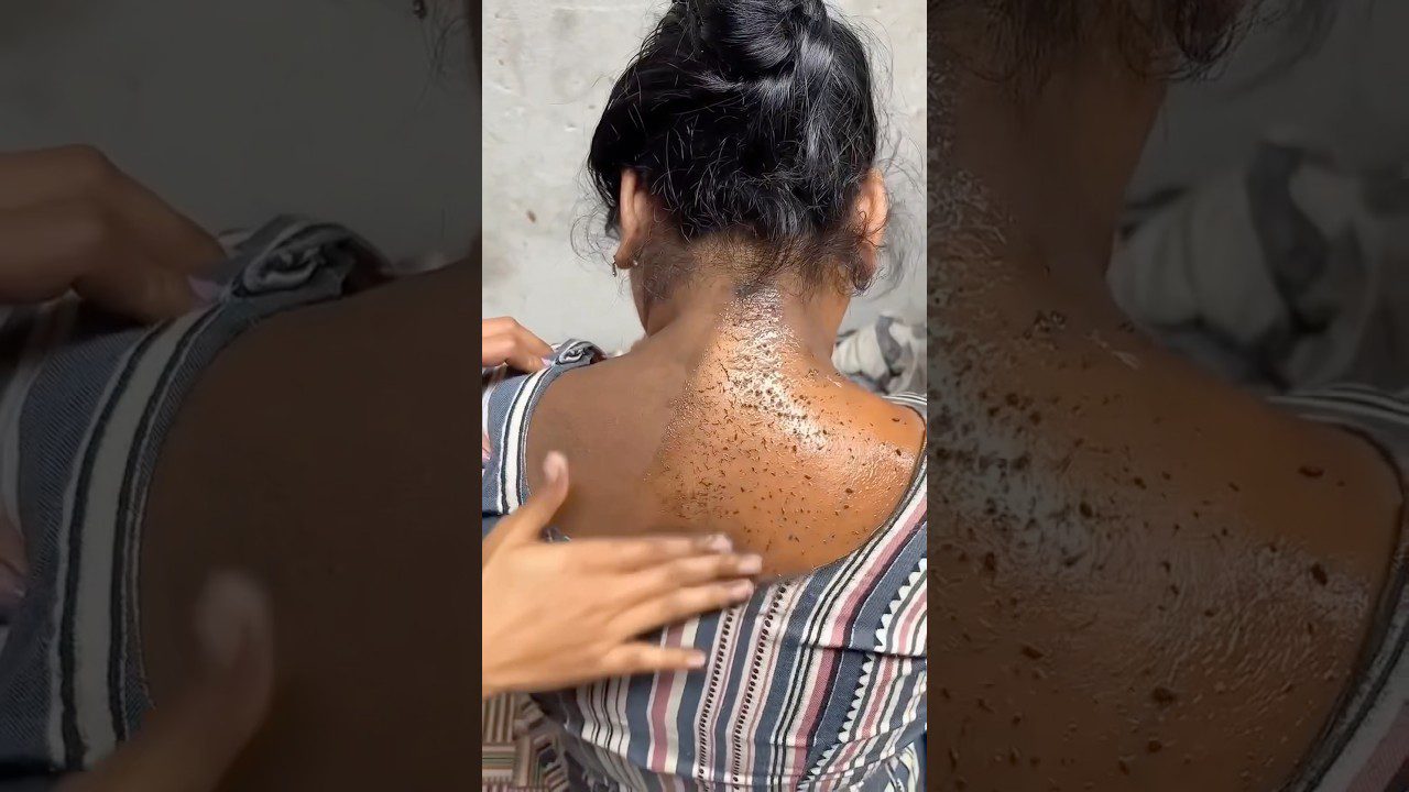 Moteris su kuodu, per nugarą tepamas šveitiklis arba kavos pilingas odai pašalinti