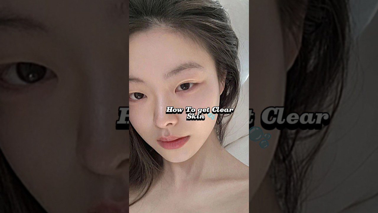 Jaunos moters artimas portretas su švaria oda ir užrašu „Kaip įgauti švarią odą“