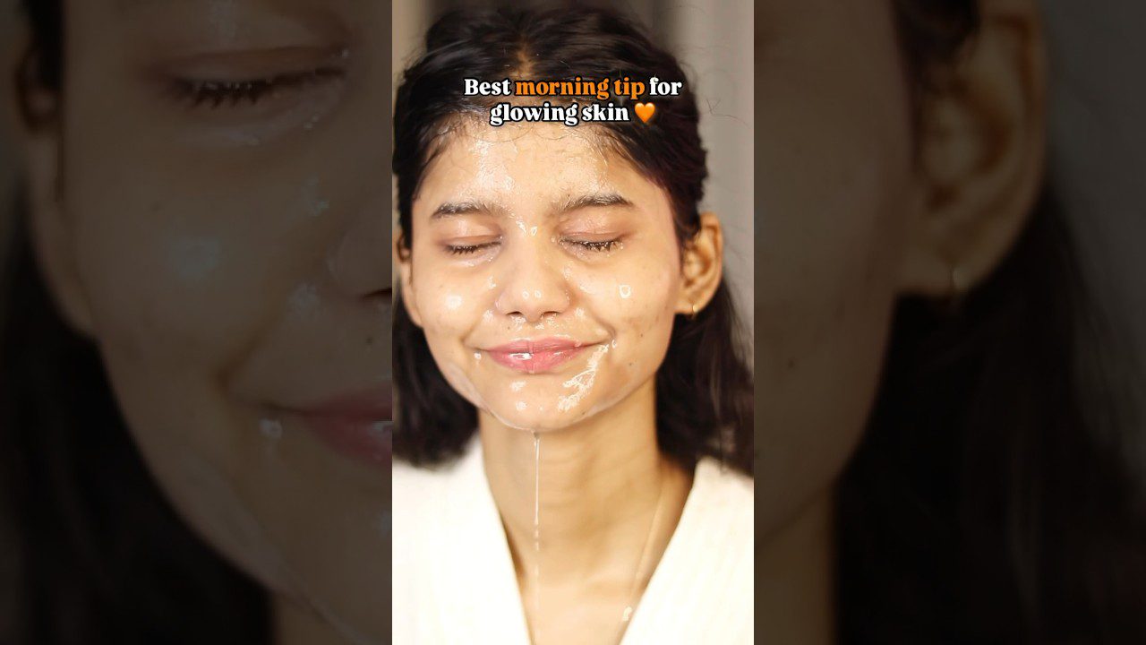 Moteris su užmerktomis akimis laisto veidą vandeniu, užraše: „Best morning tip for glowing skin“.