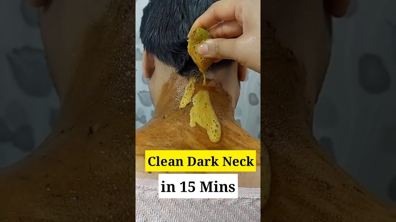 Rankos tepamas rudas šveitiklis ant nugaros kaklo, matomas užrašas „Clean Dark Neck in 15 Mins“ (nuo tamsumo).