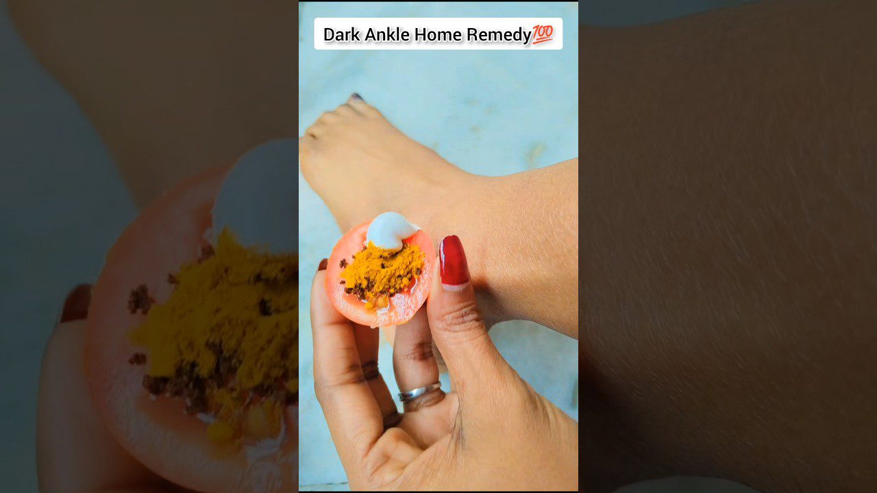 Rankos tepa pomidorą su ciberžole ir kremu prie čiurnos odos.