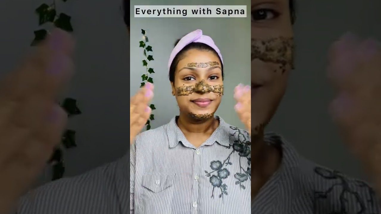 Moteris su rožine plaukų juosta tepasi natūralų veido šveitiklį juosta per nosį ir smakrą