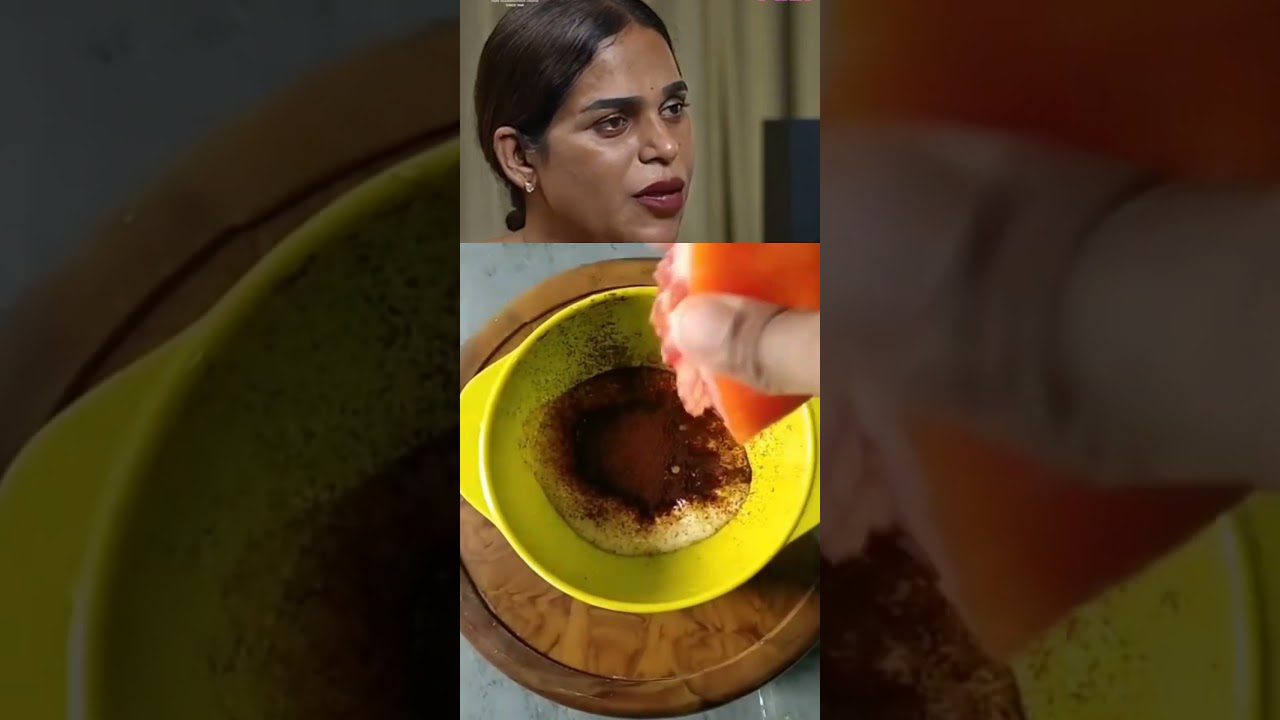 Moteris pokalbyje virš trijų indų; apačioje ranka spaudžia pomidorą ant dubenėlio su prieskoniais