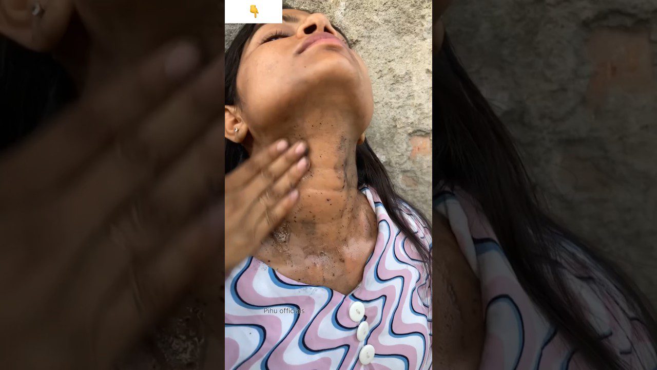 Moteris pakelta galva tepasi rudais šveitiklio gabalėliais padengtą kaklą ir dekoltė̆ą