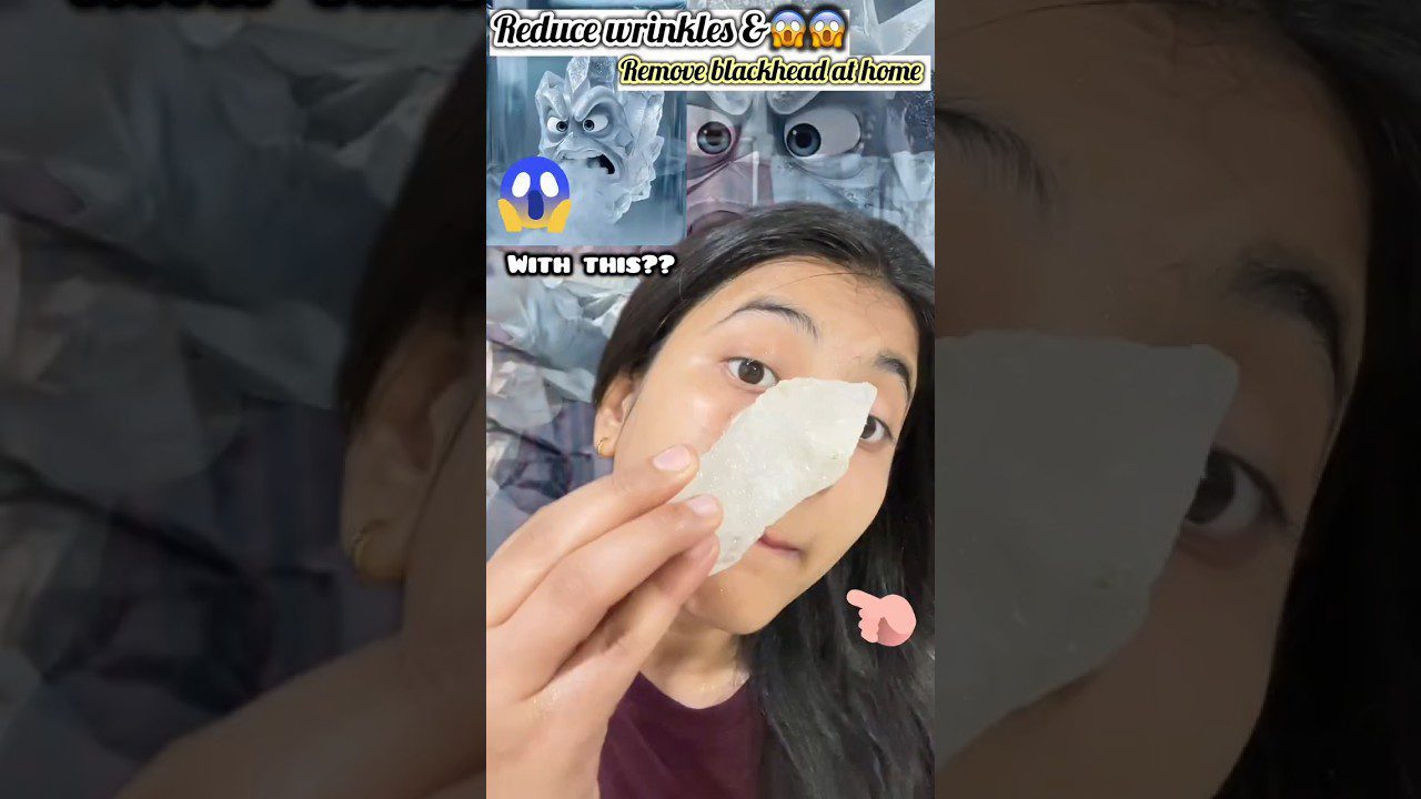 Jauna moteris laiko baltą pašalinamą nosies juostelę prieš veidą, parodytas užrašas „Remove blackhead at home“.