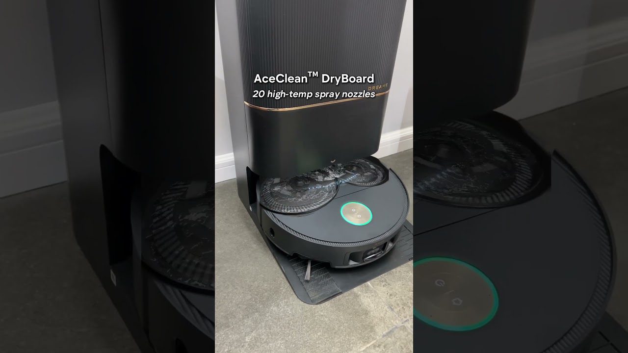 Robotinis dulkių siurblys su stotimi ir tekstu „AceClean DryBoard, 20 karščių purškimo antgalių“