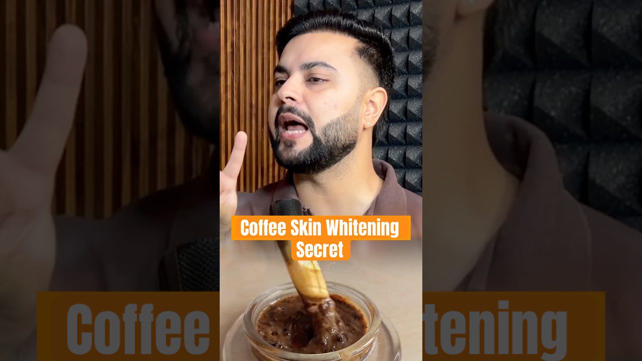 Vyras kalba į mikrofoną ir rodo kavos šveitiklį, užraše „Coffee Skin Whitening Secret“