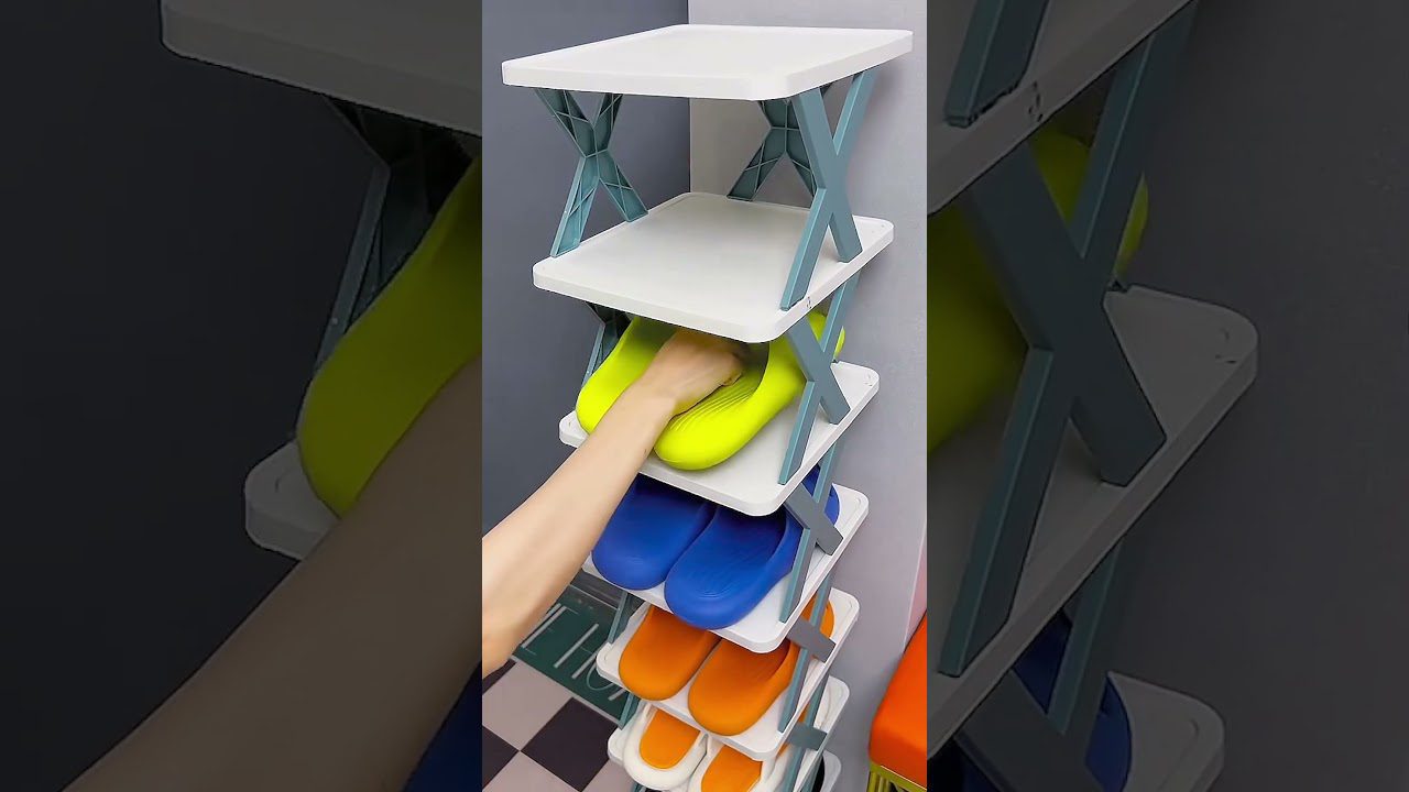 Vertikali batai laikanti lentyna su spalvotomis šlepetėmis ir ranka deda žalią.