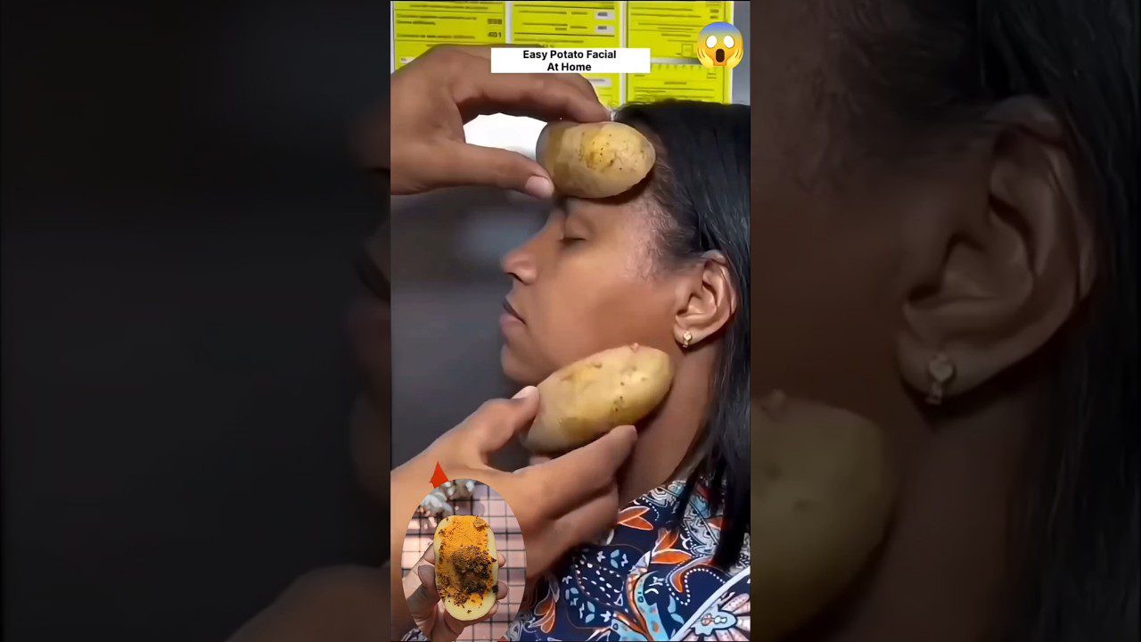 Moteriai uždėjamos bulvės veidui ir kaklui, rodoma „Easy Potato Facial At Home“ užrašas.