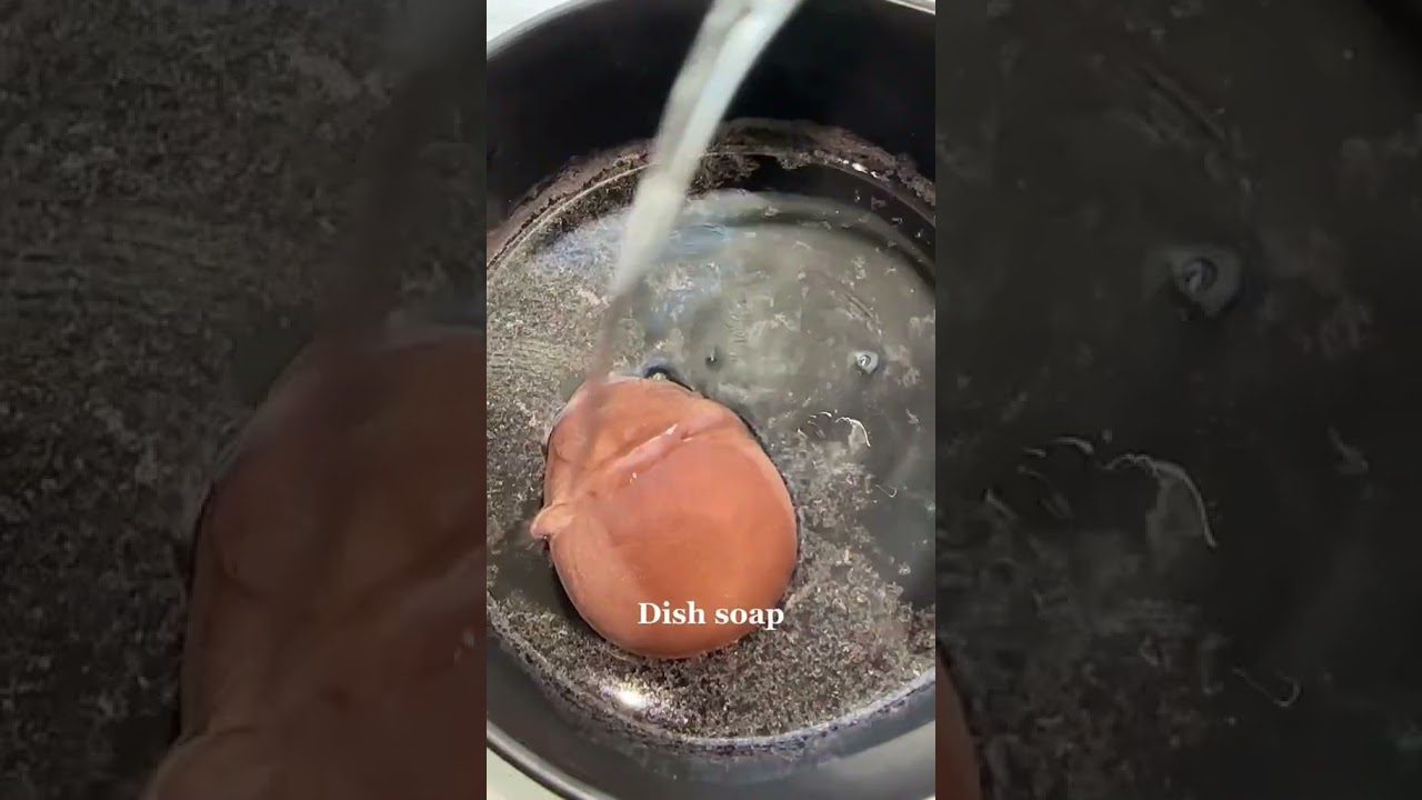 Karštame puode plaukia bulvės gabalas ir leidžiamas vanduo; užrašas „Indų muilas“.