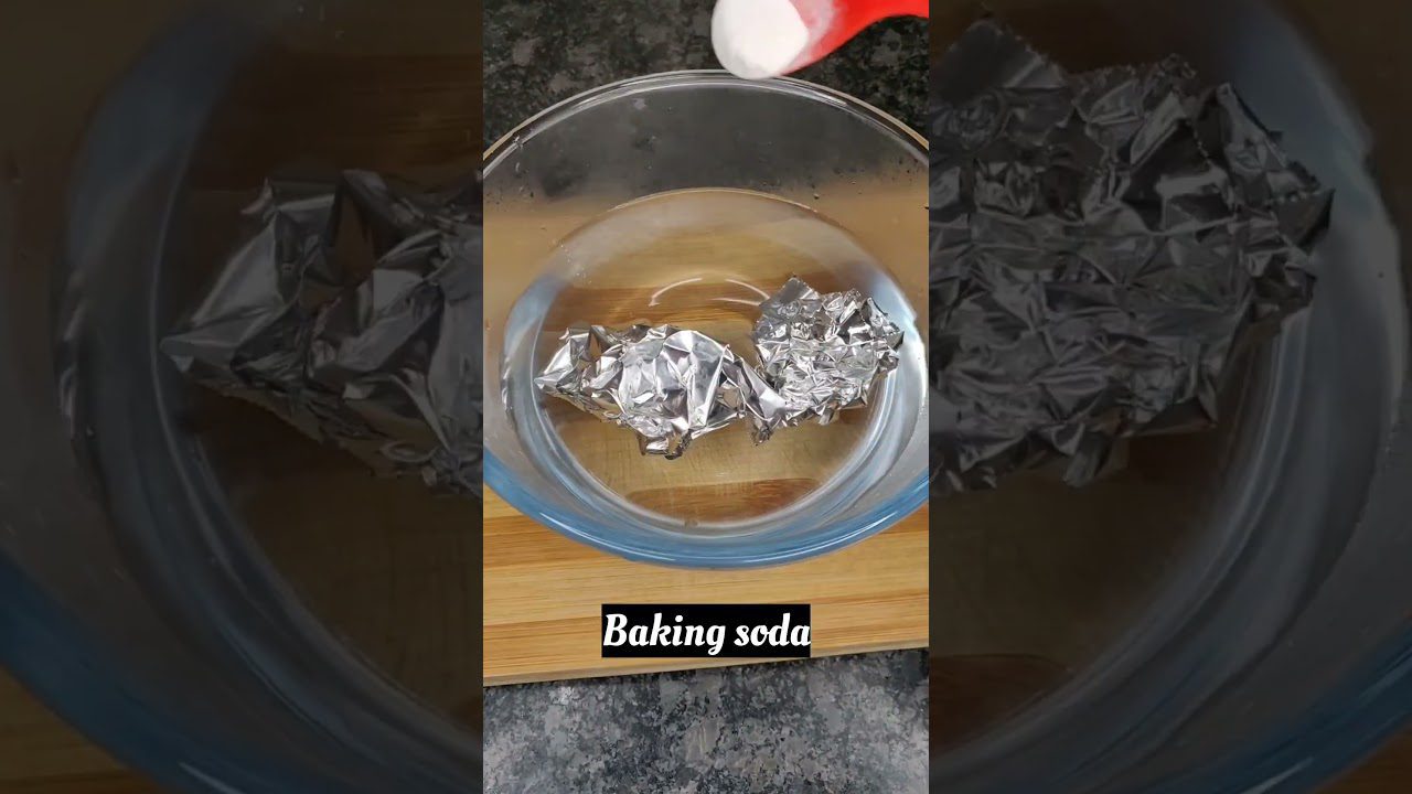 Stiklinis dubuo su sulankstytomis folijos skiautelėmis ir įberiamu kepimo soda užrašu