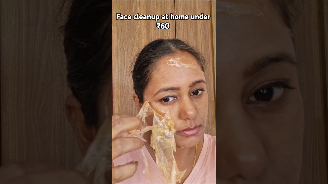 Moteris nuplėšia namų sąlygomis uždžiūvusį veido kaukės sluoksnį, tekstas: veido valymas namuose iki ₹60