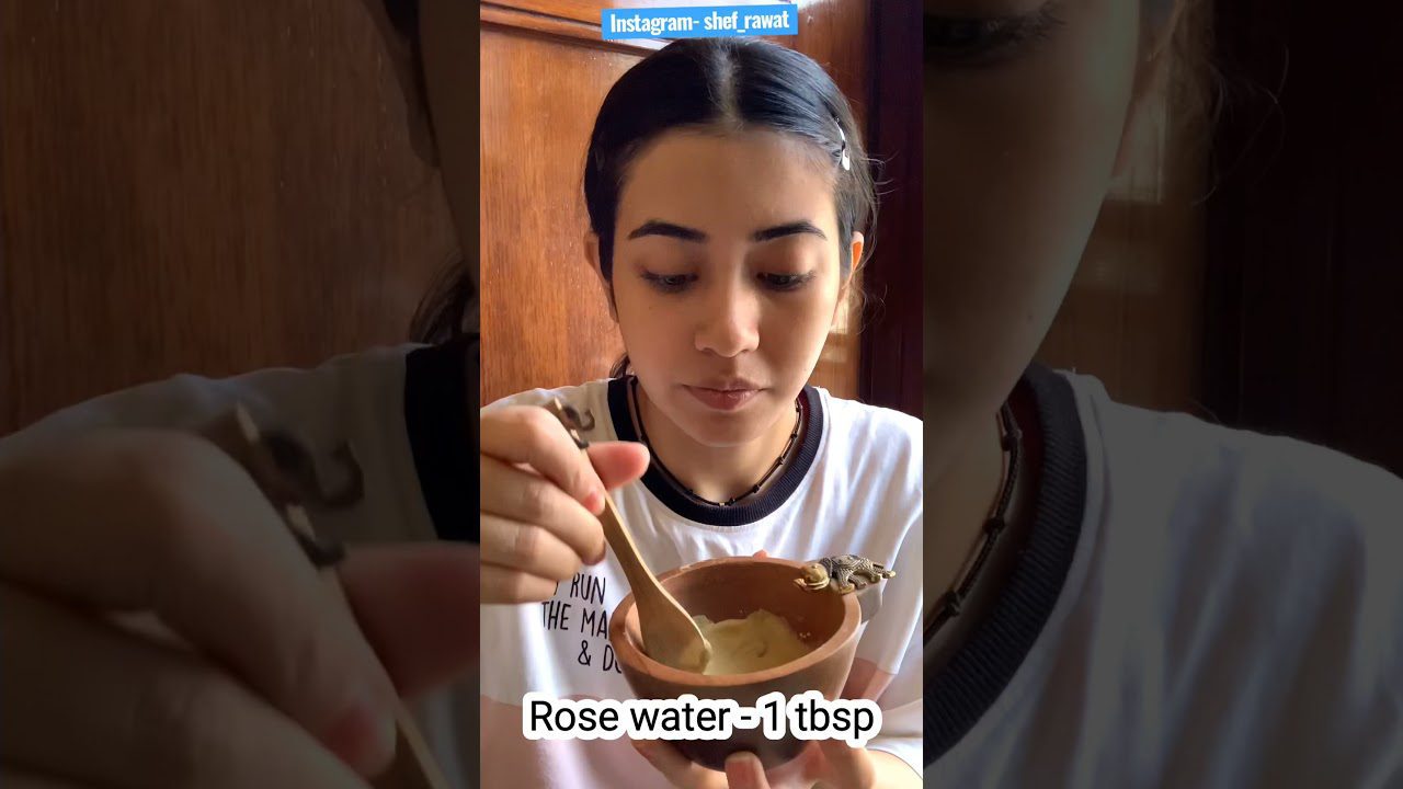 Jauna moteris maišo kremą dubenėlyje, ekrane užrašas angl. „Rose water – 1 tbsp“