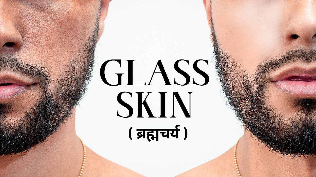 Vyriškų veidų šonai su ūsais ir barzdomis, centre užrašas „Glass Skin“ su sanskrito tekstu.