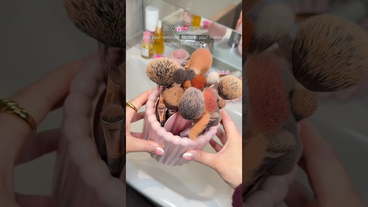 Laikas išvalyti savo makiažo šepetėlius 🤭🎀 #asmr #valymas #valykimekartu #asmrgarso #motyvacija #makiažas