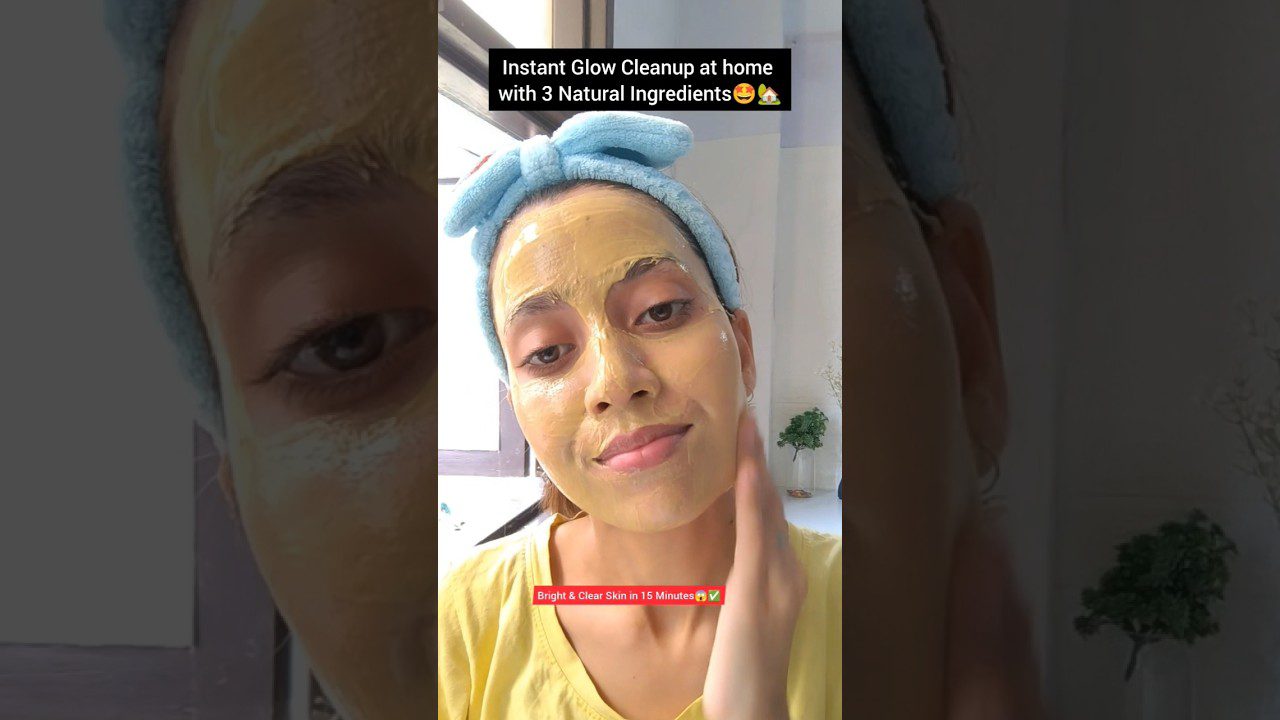 Moteris su geltonu veido kauke ir mėlynu plaukų lankeliu šypsosi vonios kambaryje