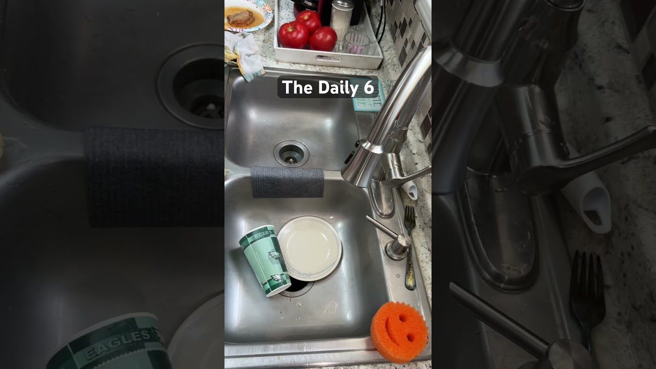 Dviaukštis plautuvė su indais, popieriniu puodeliu, pomidorais ir oranžiniu šveitikliu