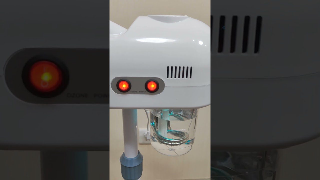 Baltas karštų garų inhaliatorius su dviem įjungtais raudonais indikatorių švieseliais.