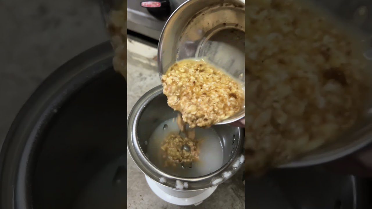 Avižinė košė pilama iš puodo į elektrinį trintuvą su vandeniu