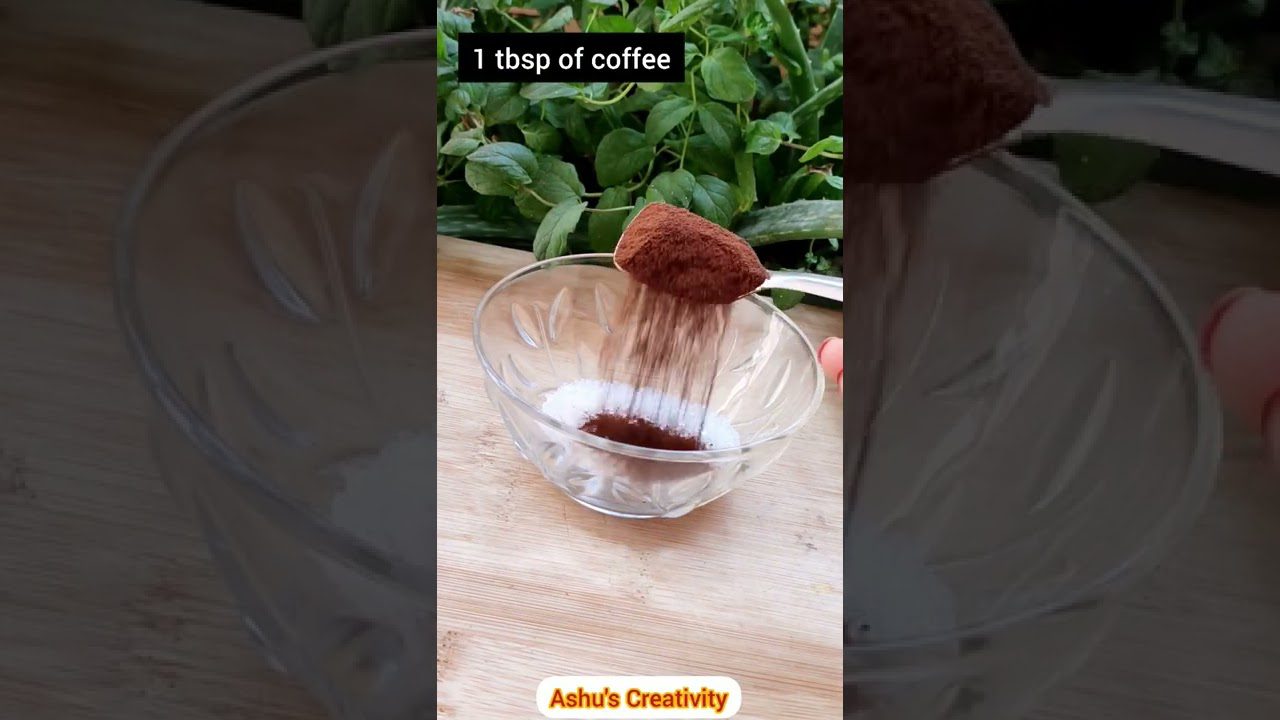 šaukštelis maltos kavos barsto ant cukraus dubenėlyje ant medinio paviršiaus