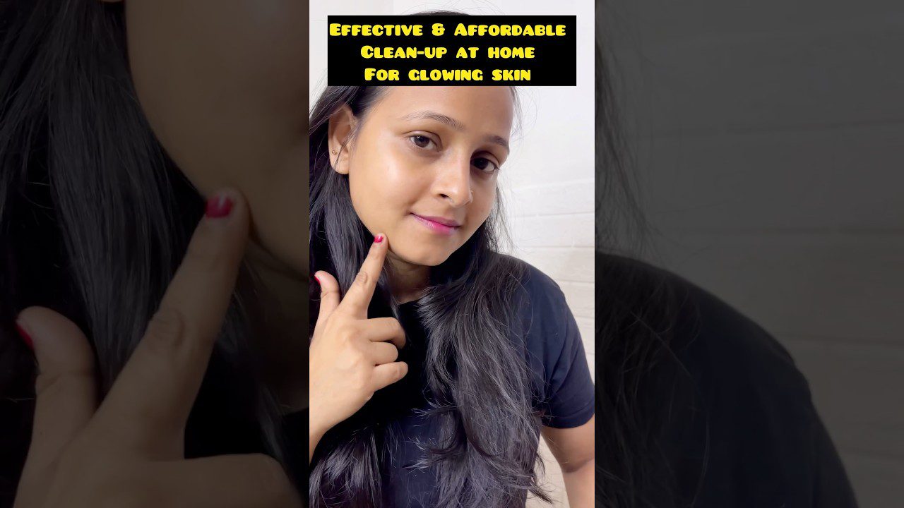 Moteris rodanti pirštu sveiką švytinčią veido odą ir šypsosi