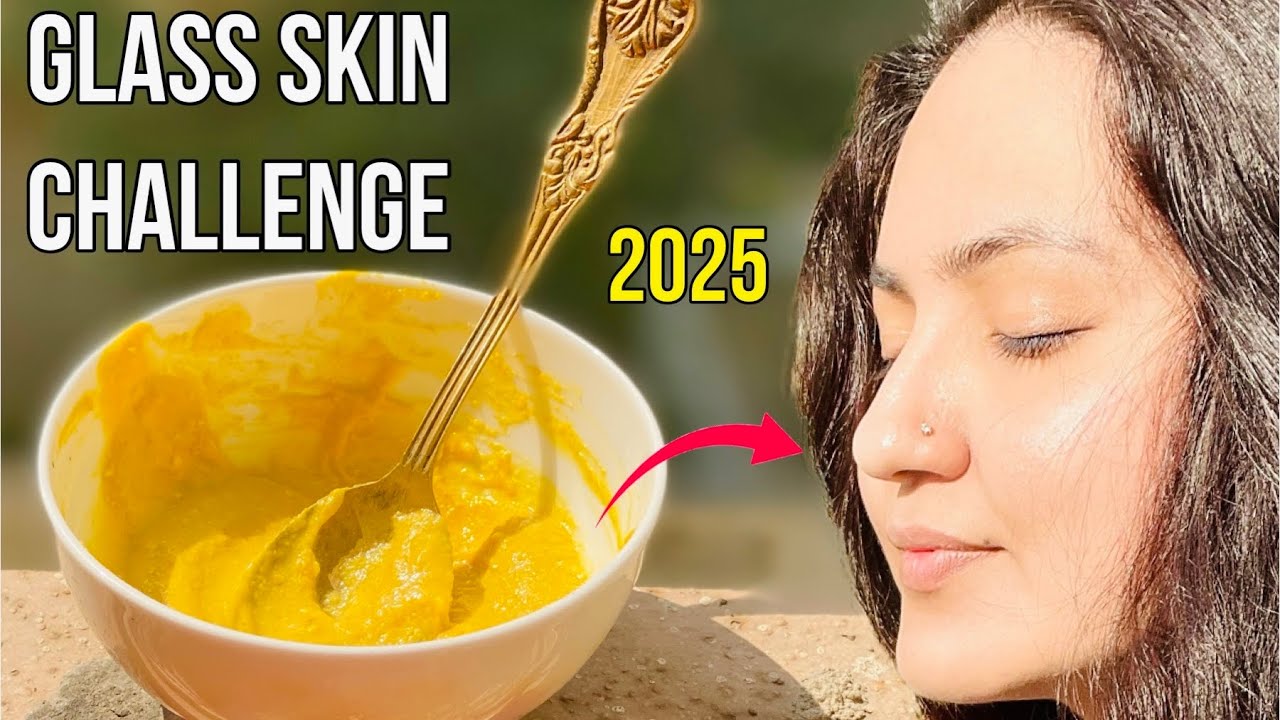 Moteris su švytinčia oda šalia dubenėlio su geltona veido kauke ir užrašu „Glass Skin Challenge 2025“