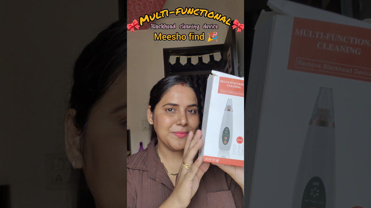 Moteris laiko dėžutę su juodagalvių valymo prietaisu ir šypsosi kamerai