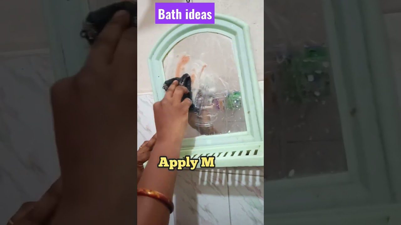 Rankos triną veidrodį su kempine ir valikliu vonios spintelėje, viršuje užrašas „Bath ideas“