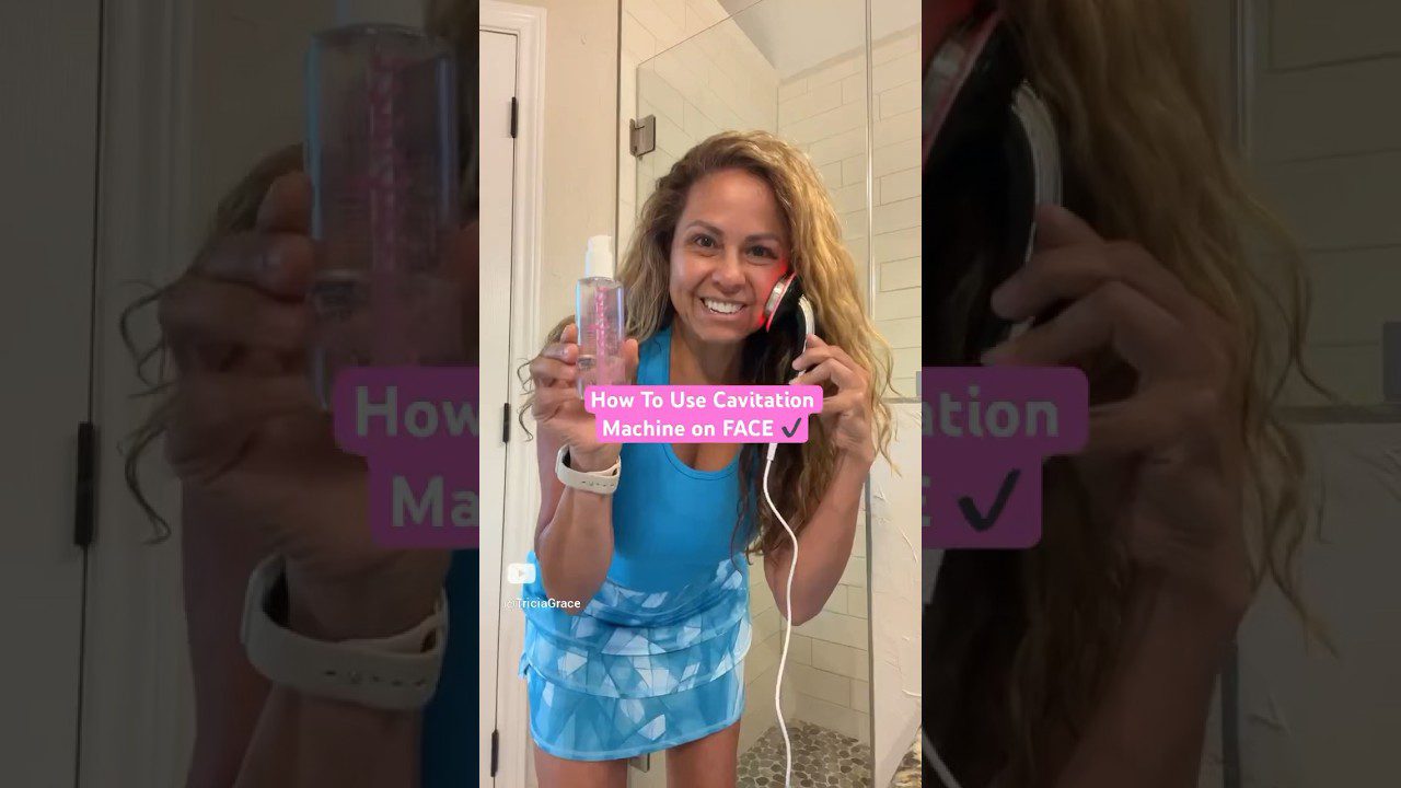 Moteris vonioje laiko veido prietaisą ir aliejaus buteliuką, tekstas: Kaip naudoti kavitationo prietaisą veidui