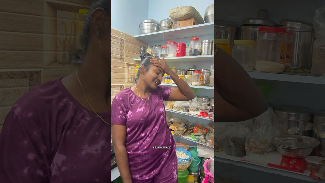 Moteris virtuvės sandėliuke ranka prispaudusi kaktą, šypsosi tarp indų ir prieskonių.