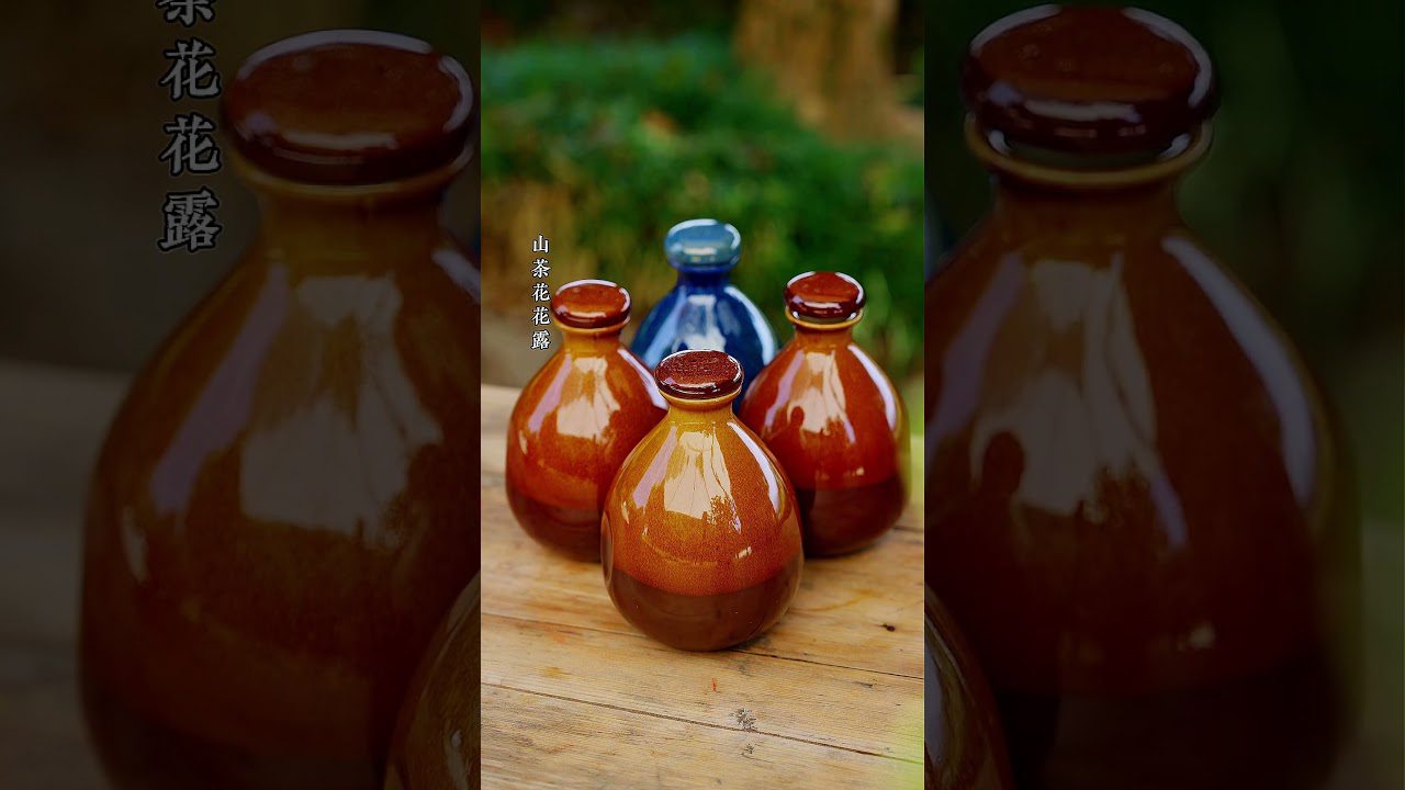 Keturi blizgūs keramikiniai buteliai ruda ir mėlyna glazūra ant medinio stalo