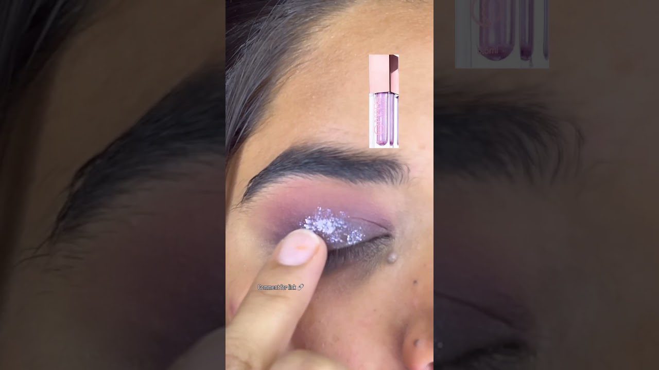 Moteris tepanti blizgantį rožinį akių šešėlių blizgutį ant voko pirštu