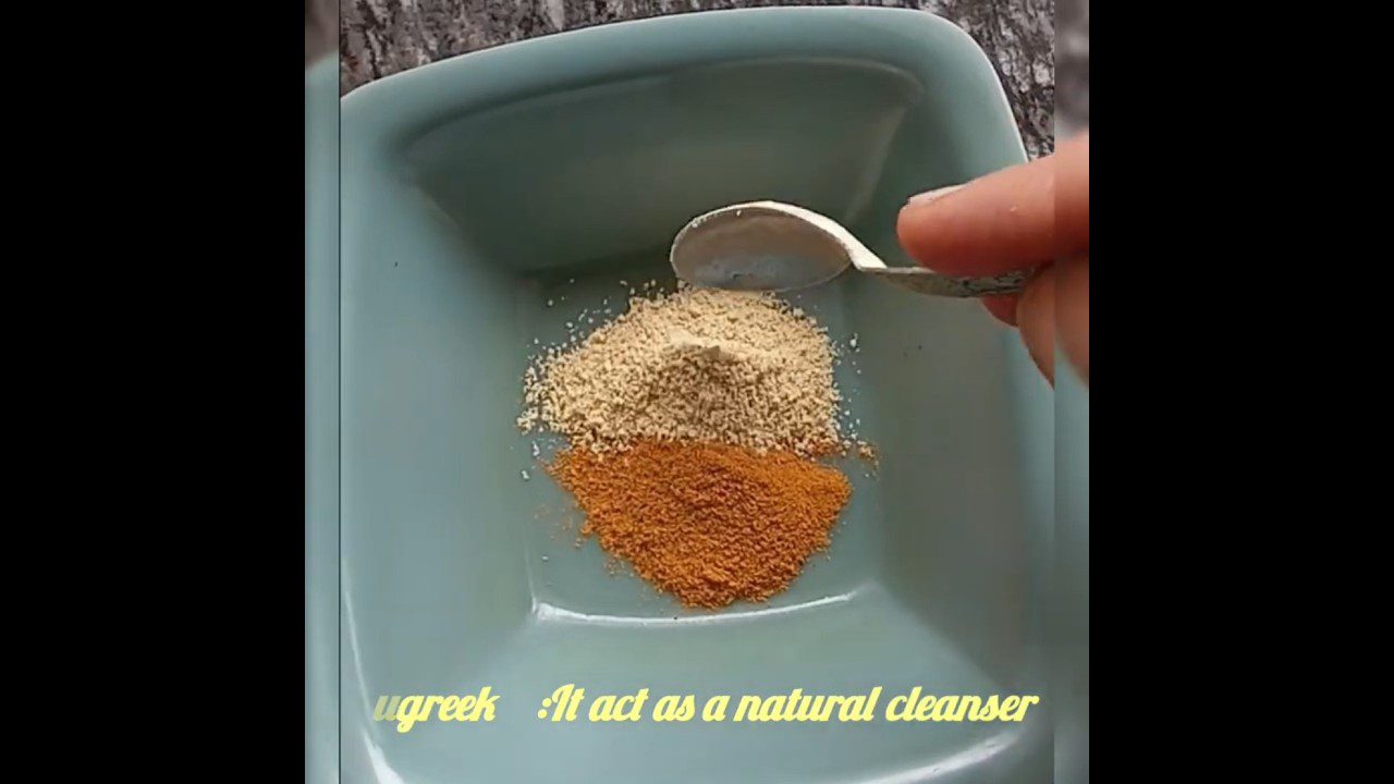 Mėlyname inde du smulkūs milteliai — gelsvi ir rudi, šaukštelis viršuje.