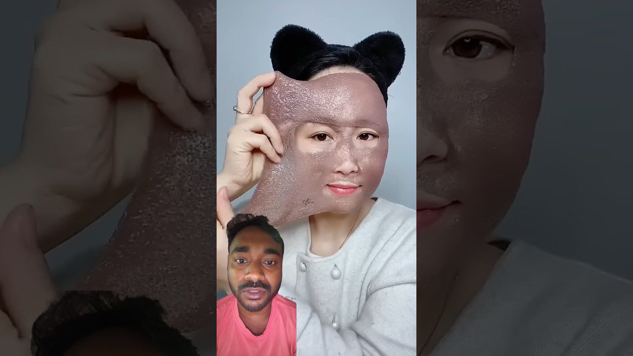 Moteris nuima blizgią rudą veido kaukę, dėvi kailines katės ausis.